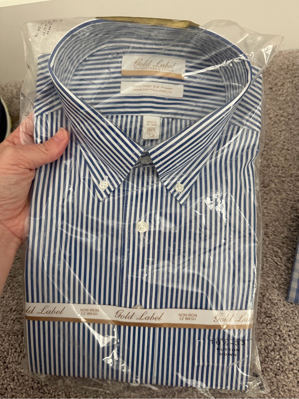 ROUNDTREE & YORKE Men's Blue and White Striped Button-Down Dress Shirt